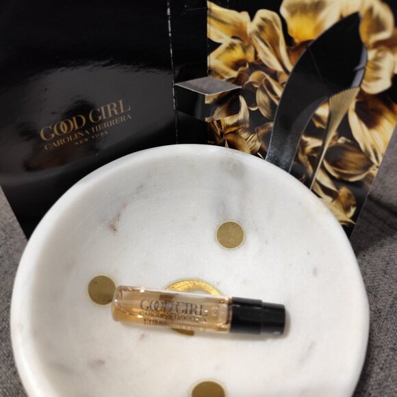 FREE gift with any purchase over CAD45 from my closet!!! Carolina Herrera - Picture 1 of 1